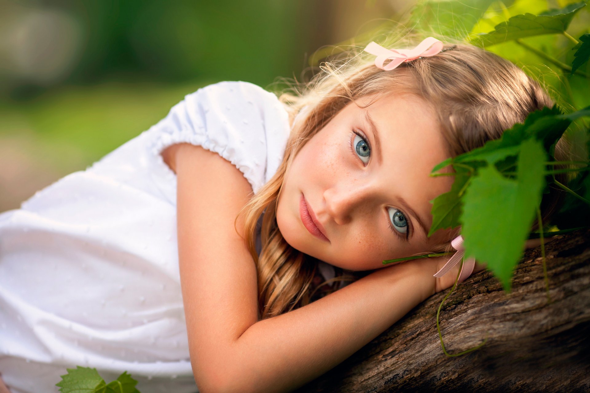 wie eine puppe ein mädchen sommersprossen ein blick ein chld-foto