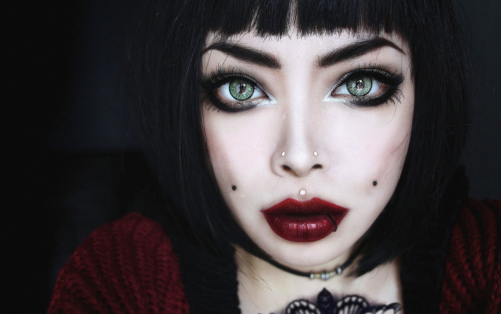 wylona hayashi chica ojos verdes piercing labios rojos