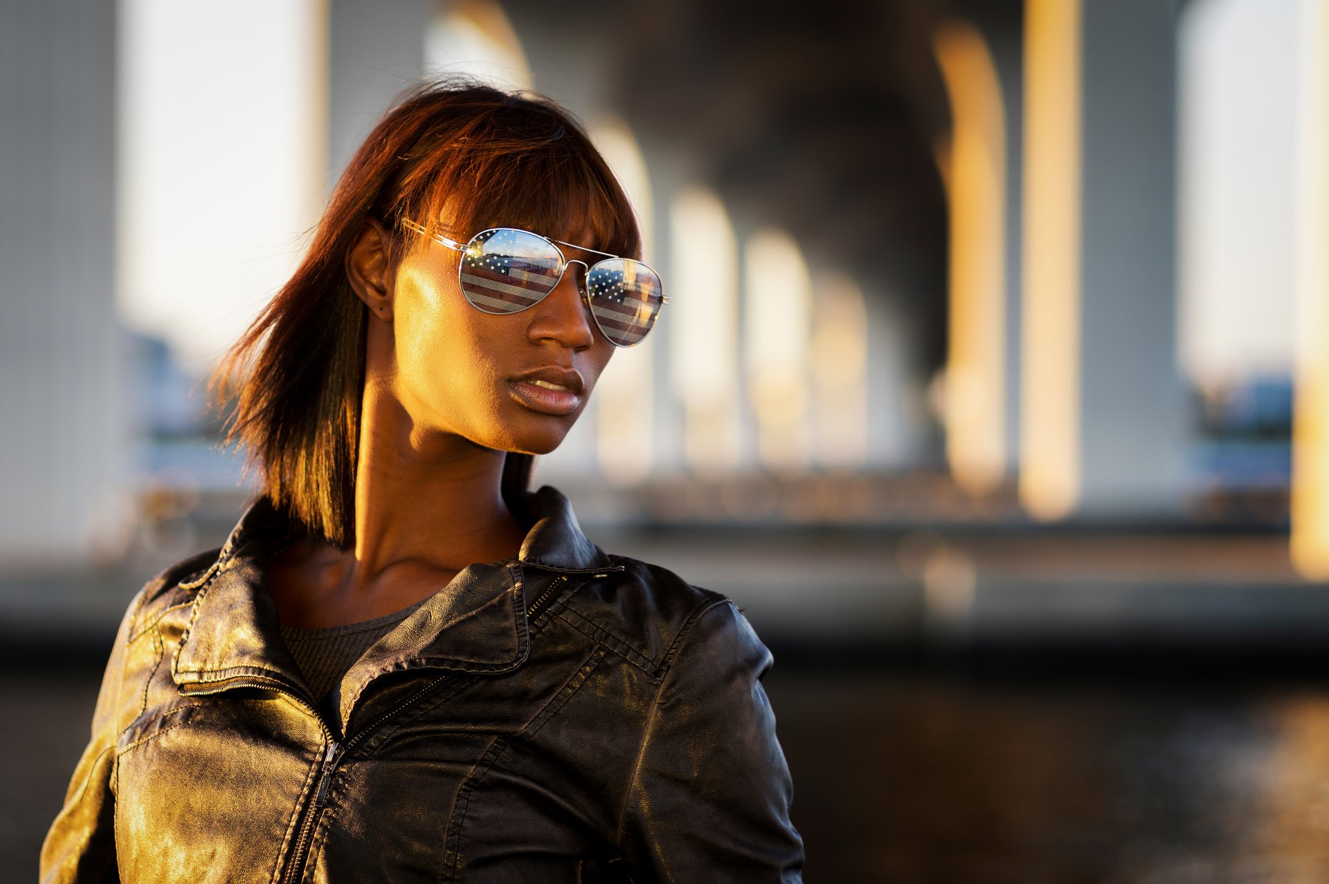 kate de oro chica retrato gafas reflexión bandera