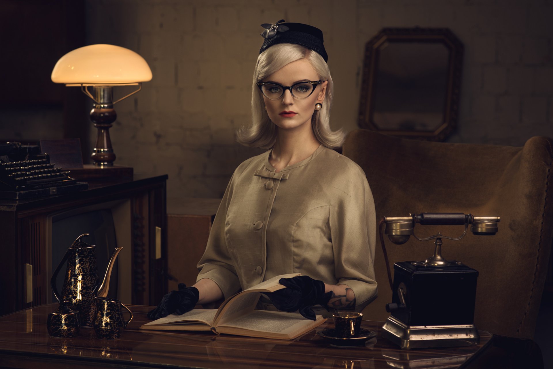 fille blonde secrétaire chapeau lunettes gants livre table téléphone cafetière tasses lampe machine à écrire rétro