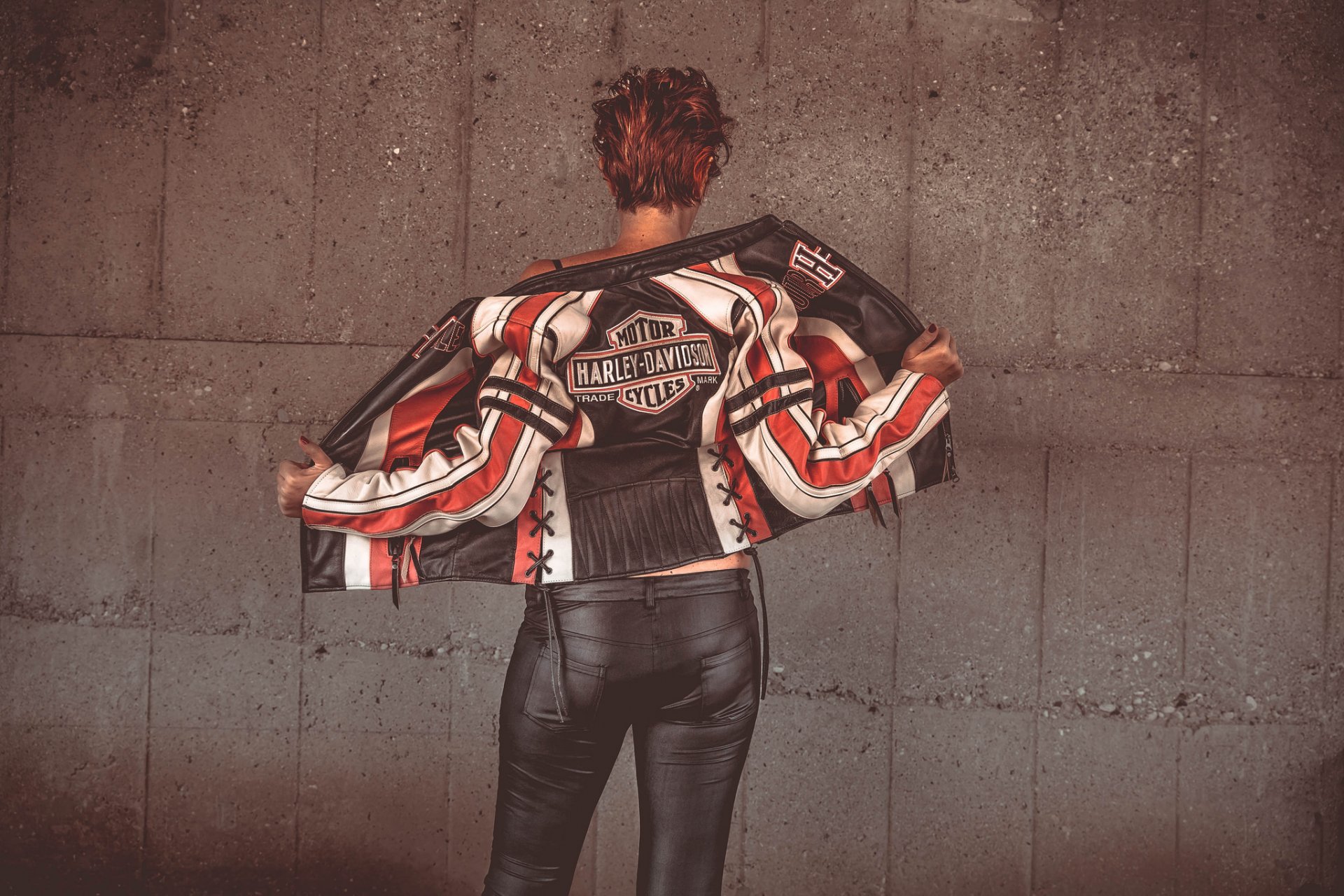 mädchen rücken lederjacke harley-davidson hintergrund