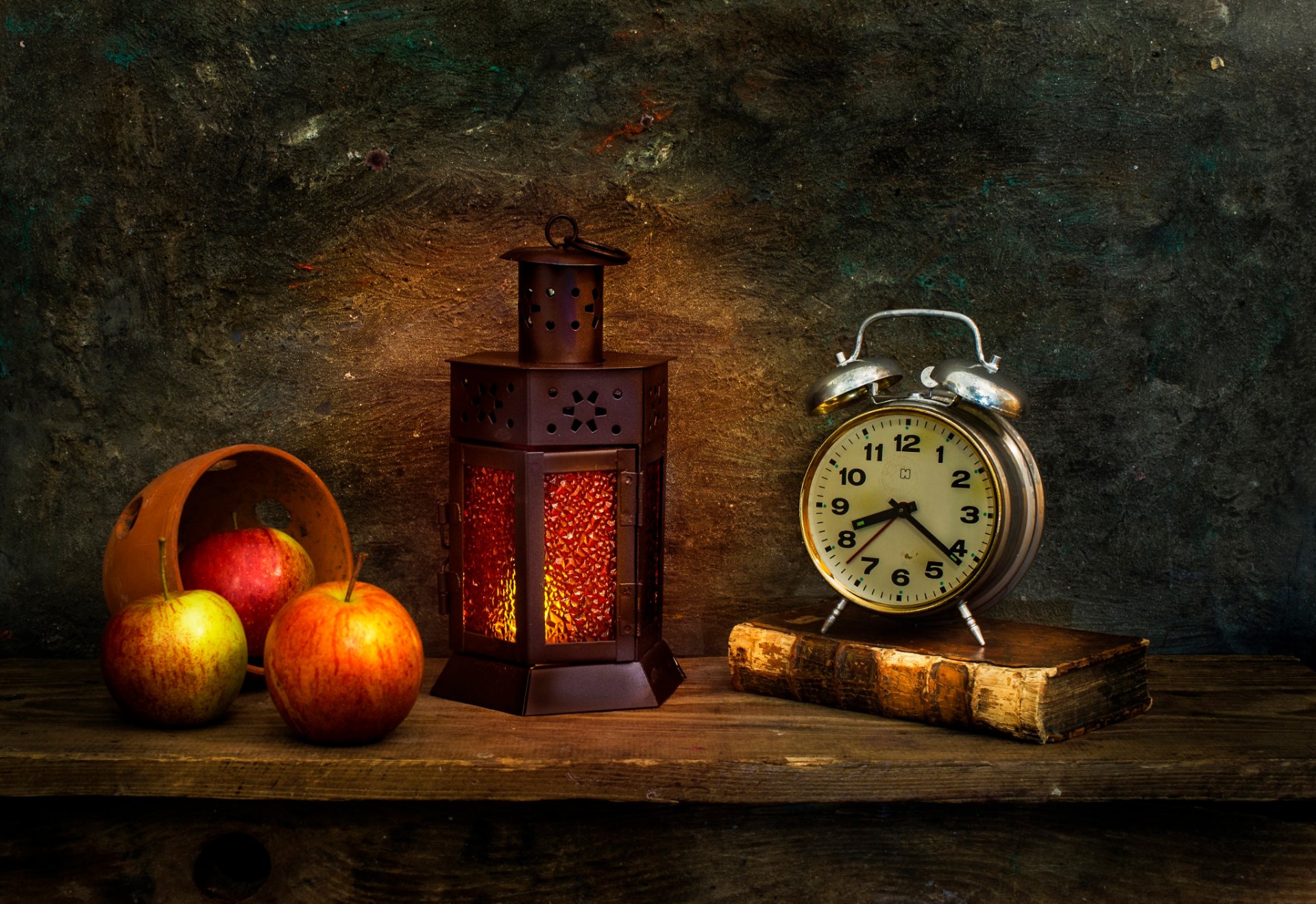 le lendemain matin lanterne horloge livre pommes