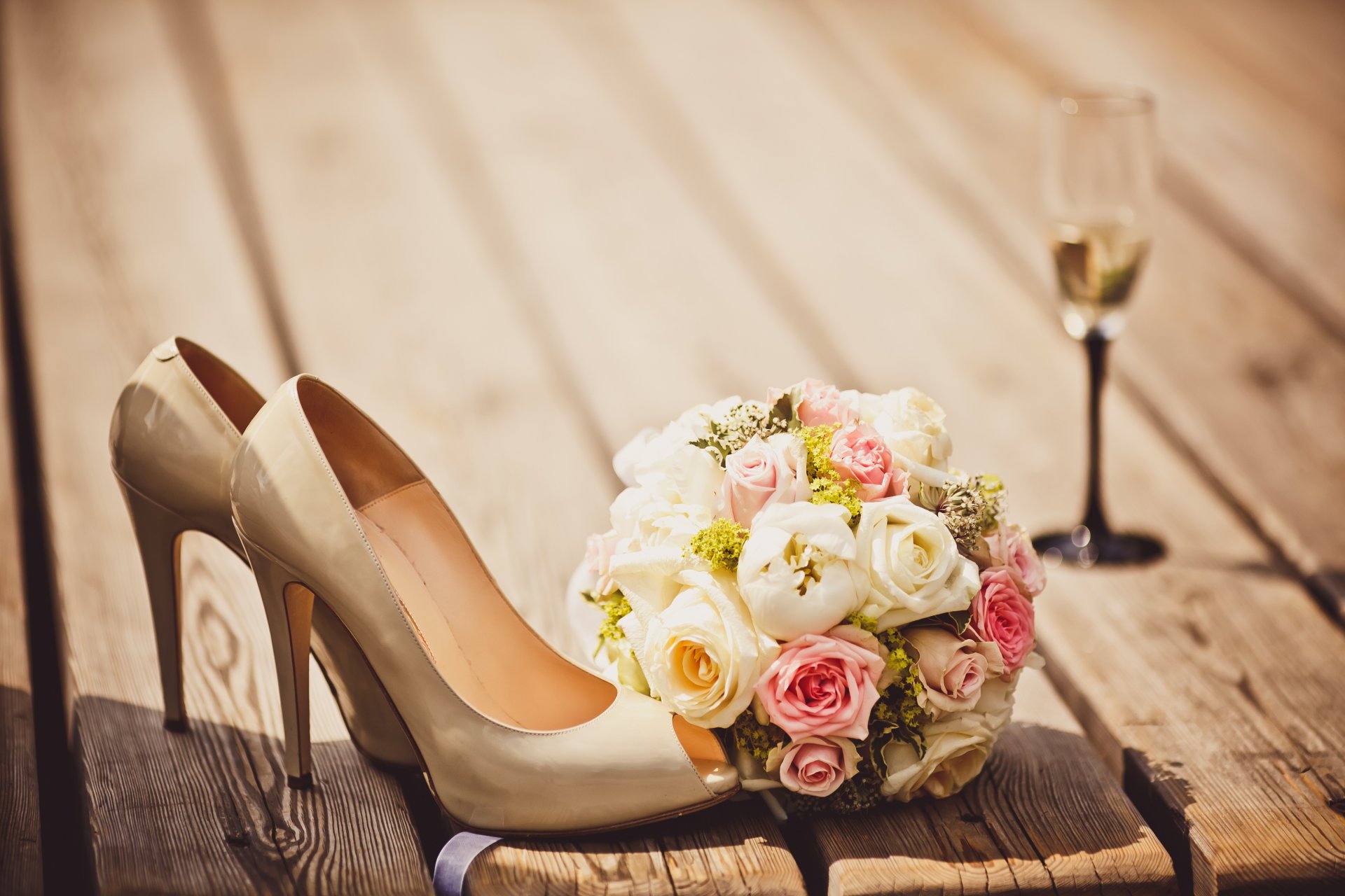 bicchiere di vino scarpe bouquet fiori vetro scarpe