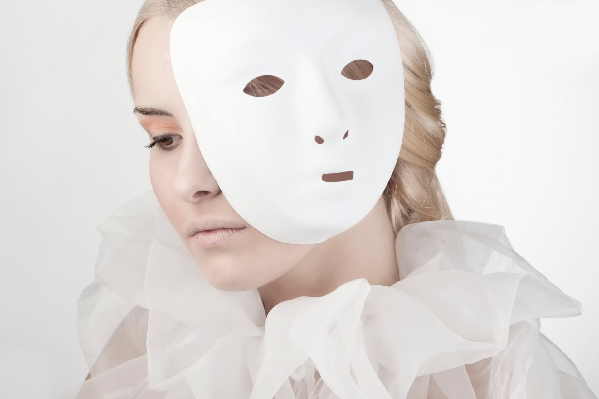 dietro la maschera ragazza ritratto trucco maschera