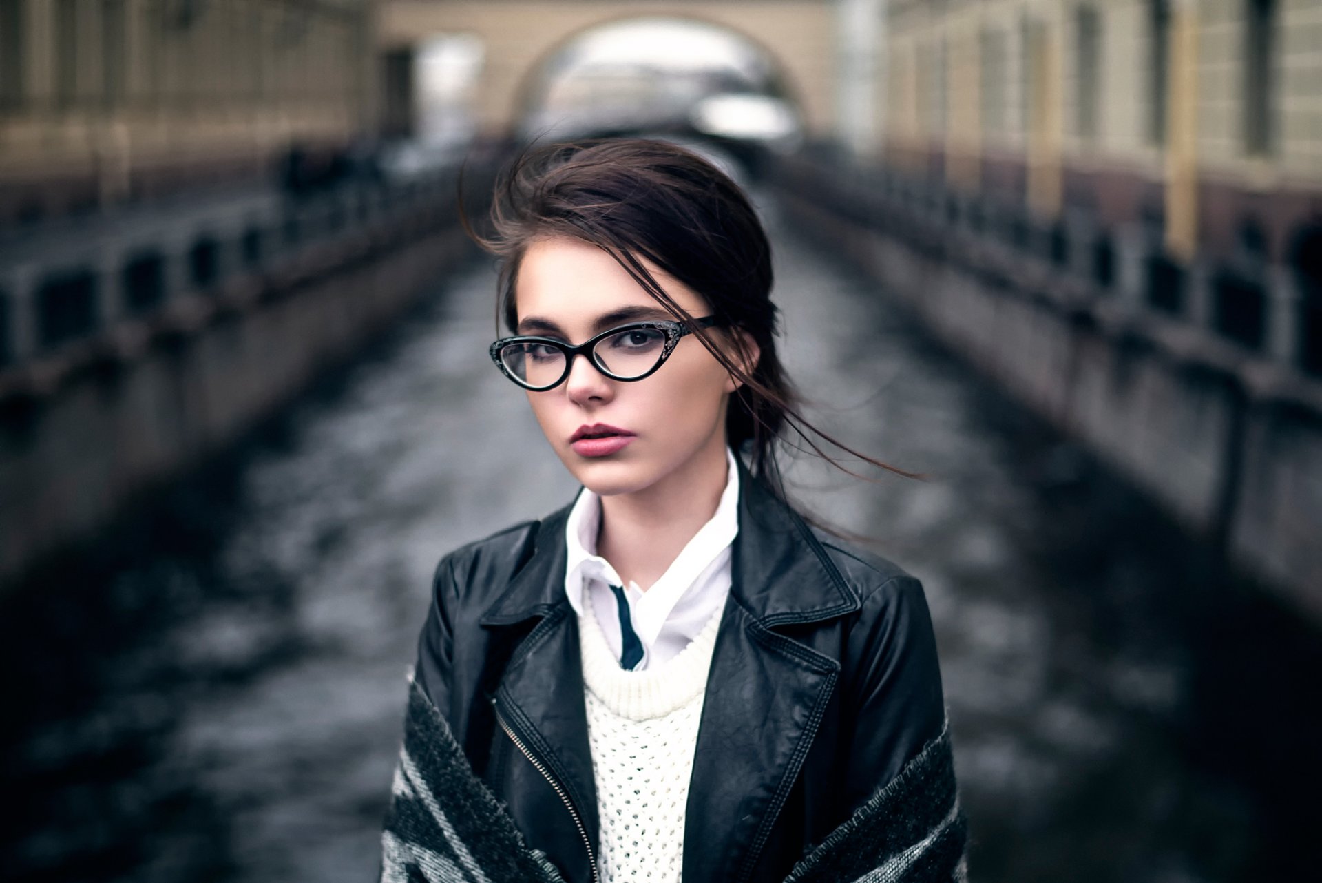 oktyabrina maksimova brina gafas retrato maxim guselnikov