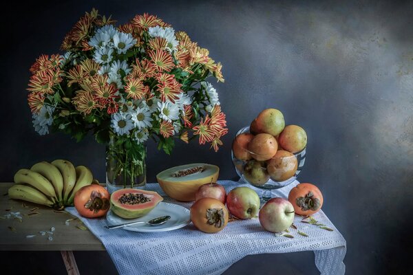 Stillleben mit tropischen Blumen und Früchten