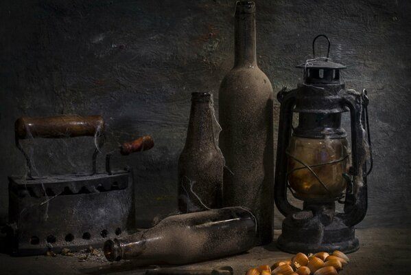 Artículos Vintage hierro, botellas, lámpara de queroseno