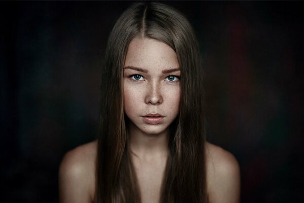 Portrait d une jeune fille avec de longs cheveux raides