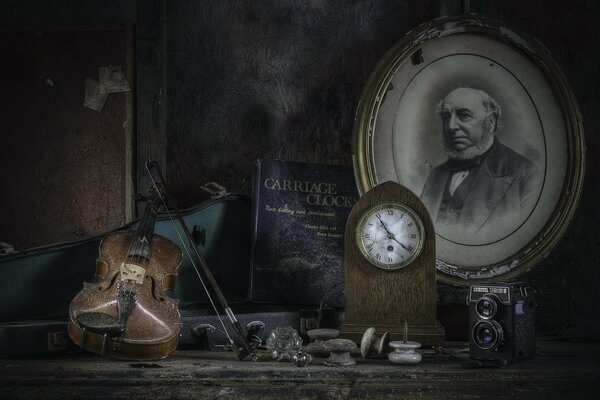 Violon, horloge et photo Vintage