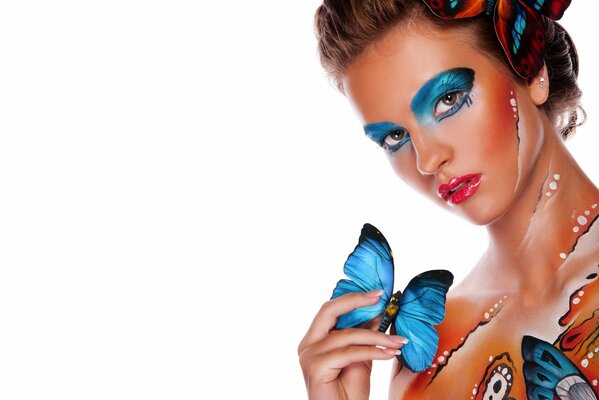 Körperkunst im Schmetterlingsstil mit Make-up und offenem Look