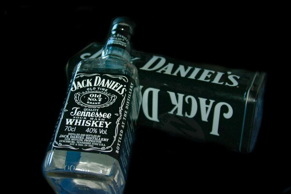 Flasche jack daniels auf schwarzem Hintergrund