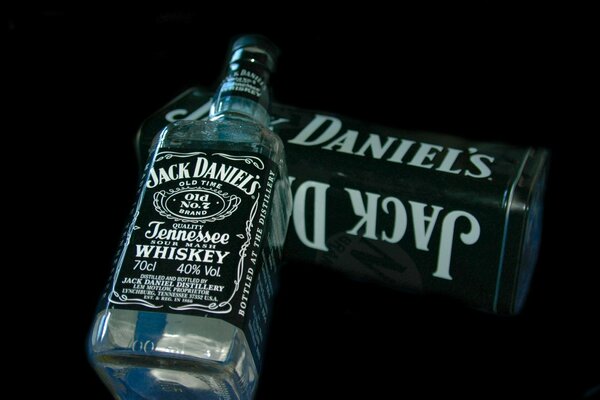 Botella de Jack daniels sobre fondo negro