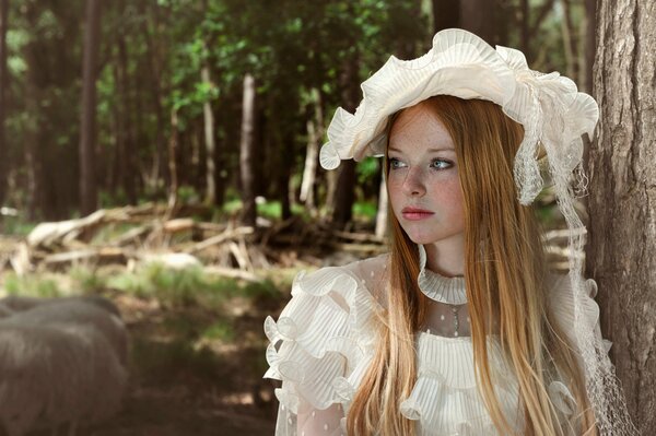 Blonde au chapeau. Forêt. Été