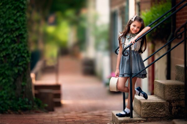 Fotografia dziecięca dziewczynki przy schodach w słodki dzień