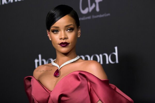 Rihanna с брильянтовым ожерельем с темным макияжем