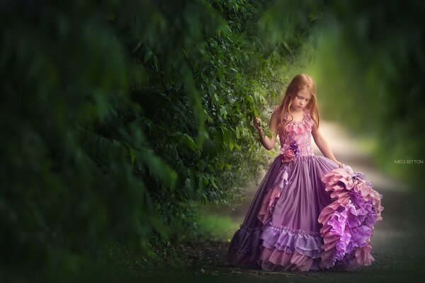 Princesse fille dans la forêt. Robe de princesse rose