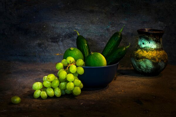 Grappoli d uva con verdure e brocca