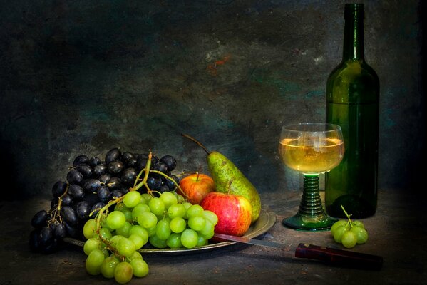 Bodegón con botella de vino blanco y fruta