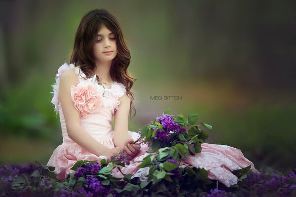 Niña en el Jardín con un ramo de flores