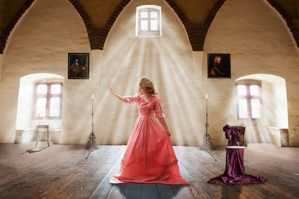 Fille en robe rouge dans la salle, image dans le style de la Renaissance