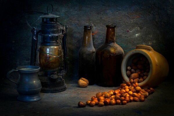 Nature morte avec des ustensiles anciens dans une toile d araignée et des noix émiettées