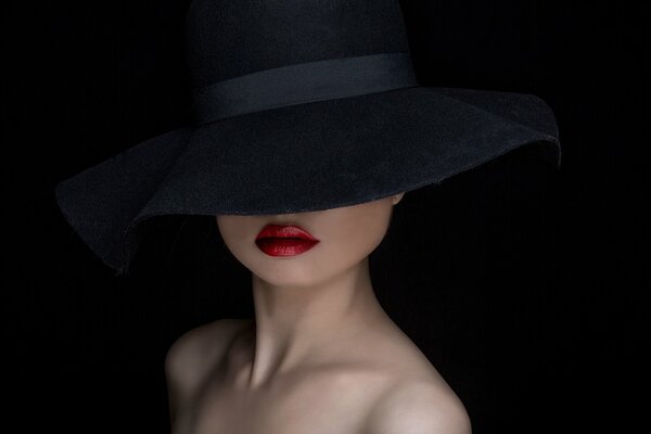 Portrait d une jeune fille au chapeau noir avec des lèvres rouges