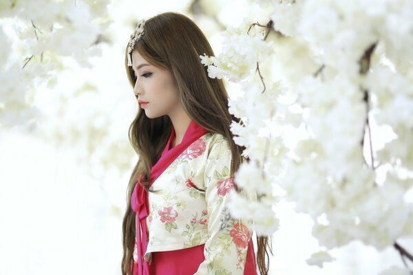 Ragazza asiatica in giardino di primavera