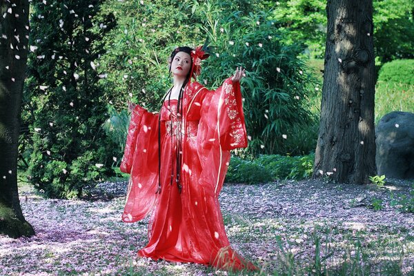 Hervorragende asiatische Mädchen im Kimono