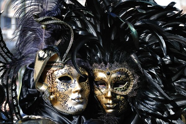 Carnaval de máscaras en Venecia con plumas