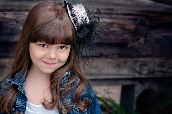 Petite fille avec un chapeau posant