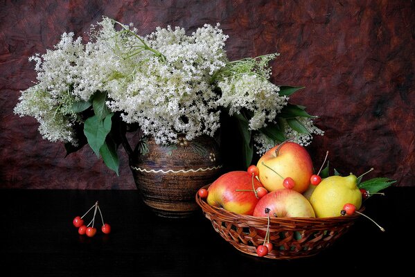 Bodegón con flores y frutas