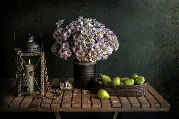 Stillleben mit Blumen, Birnen und Kerzen