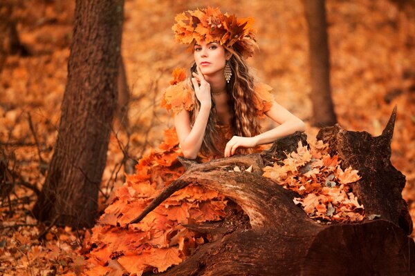 Chica con vestido de hojas de otoño