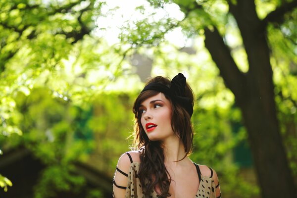 Hermosa chica en el bosque posando