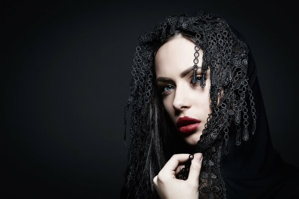 Ragazza con Dreadlocks su sfondo scuro