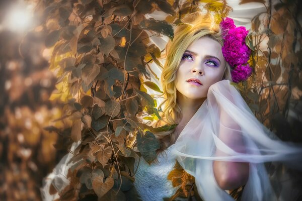 Belle fille dans le feuillage de l arbre