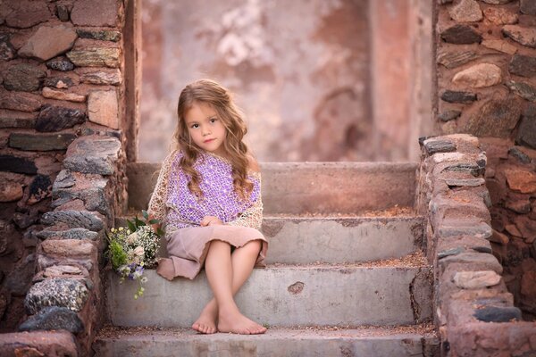 Pastell-Bild. Ein Mädchen mit einem Blumenstrauß sitzt auf den Stufen der Treppe