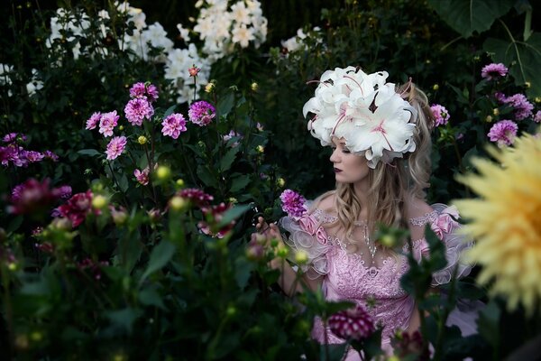 Foto di una ragazza con fiori tra i capelli