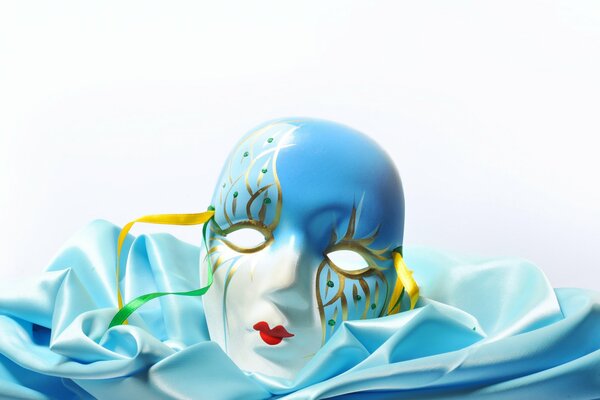 Maschera teatrale su tessuto blu