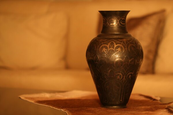 Vase en argent martelé dans une lumière douce