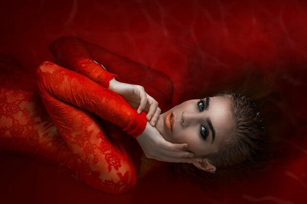 Fille en rouge dans l eau rouge