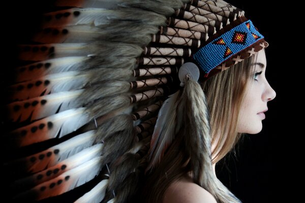 Portrait d une jeune fille avec des plumes