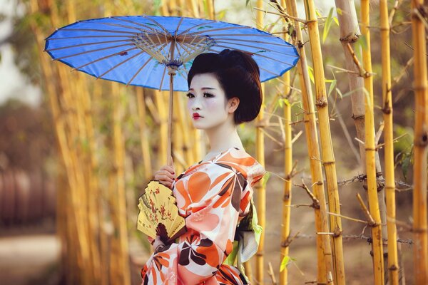 Beauté asiatique se promène avec un parapluie