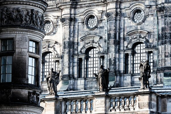 Statue di pietra vicino al balcone