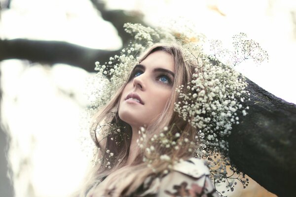 Ragazza con una corona di fiori asciutti nei capelli