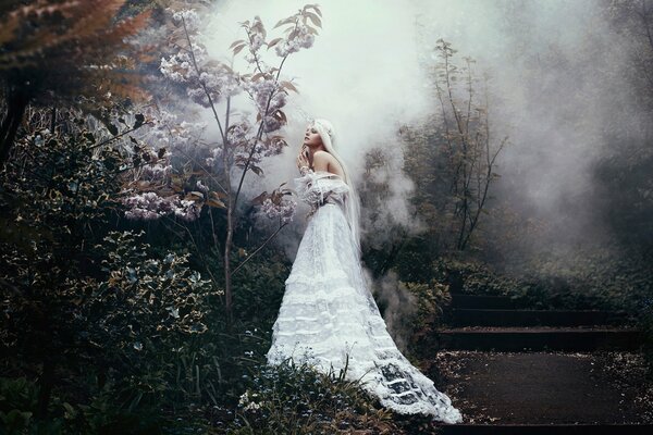 Mädchen in einem weißen Kleid in einem düsteren Wald