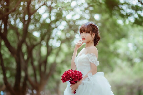 Sposa Giapponese. Tenerezza nella foresta