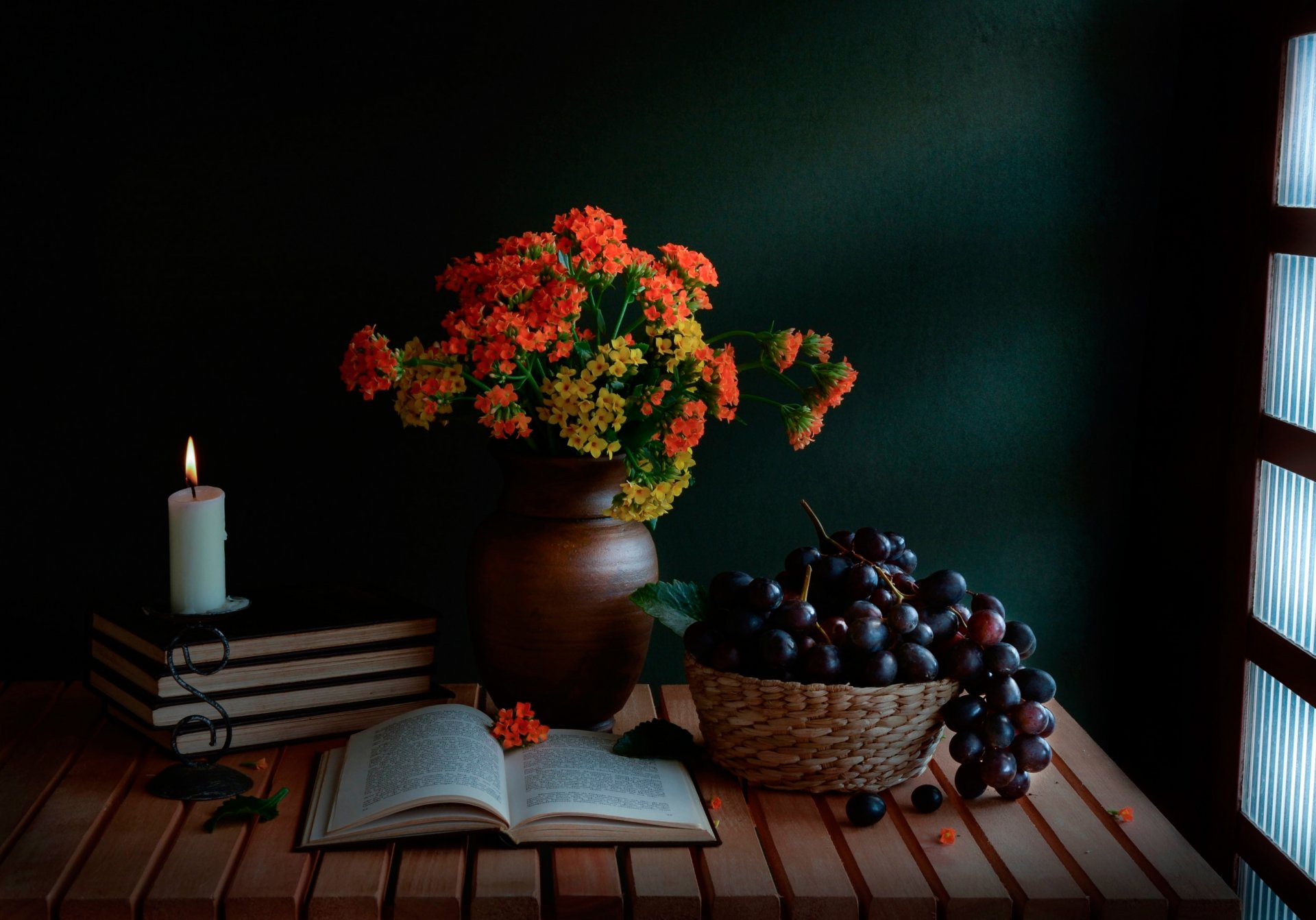 estrella guía ramo libros vela uvas naturaleza muerta