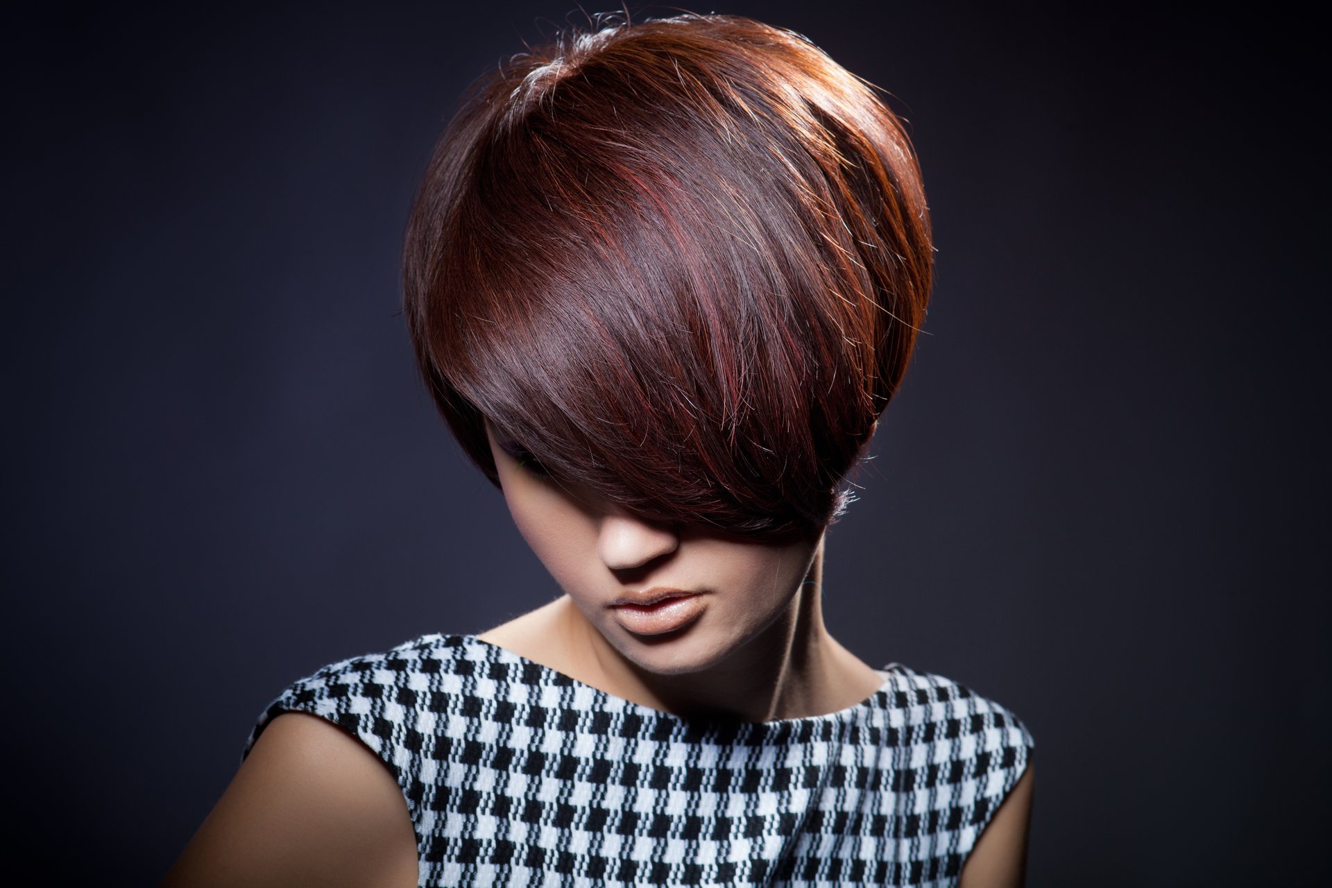 stile ragazza taglio di capelli capelli. labbra viso vestito sfondo