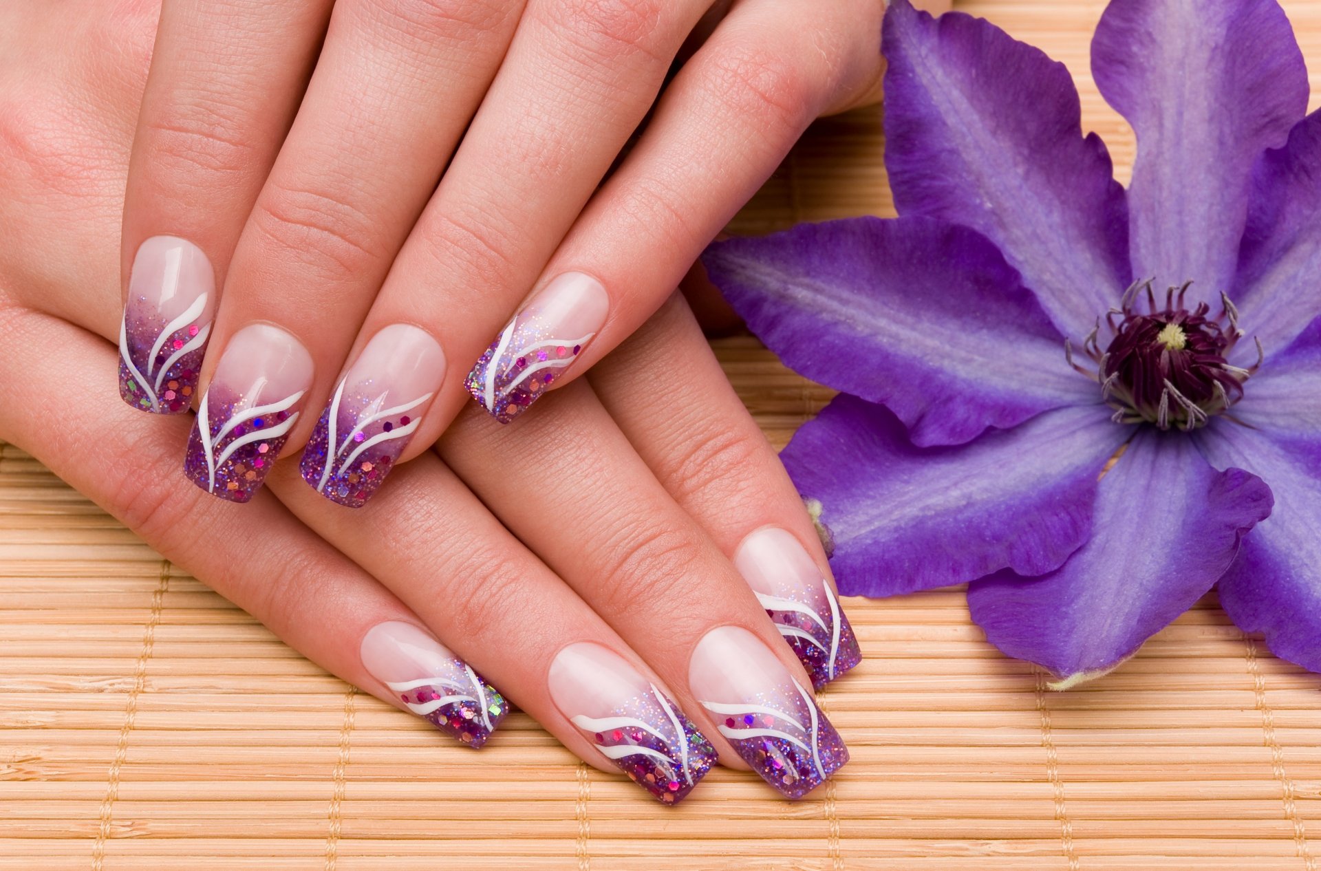 dłonie manicure kwiat